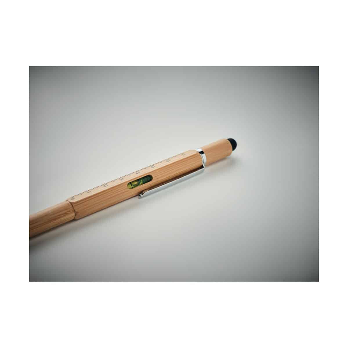 Długopisy bambusowe z logo – bambusowy długopis z poziomicą toolbam mo6559-40-detail Długopis z motywem linijki i naturalnego drewna, idealny gadżet reklamowy i upominek biurowy.