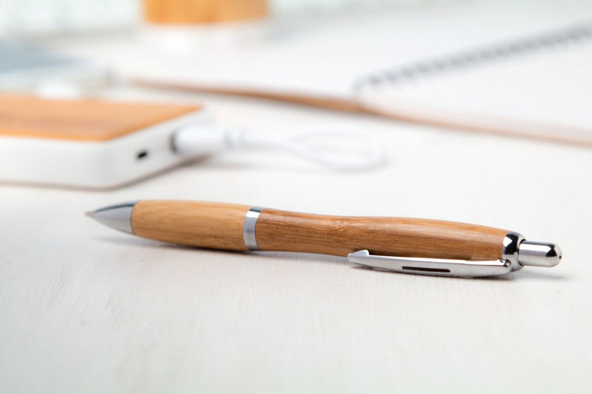 Długopisy bambusowe z logo – boompy długopis AP781718__DG1 Elegancki długopis biurowy z oryginalnym drewnianym wykończeniem, idealny jako gadżet reklamowy.