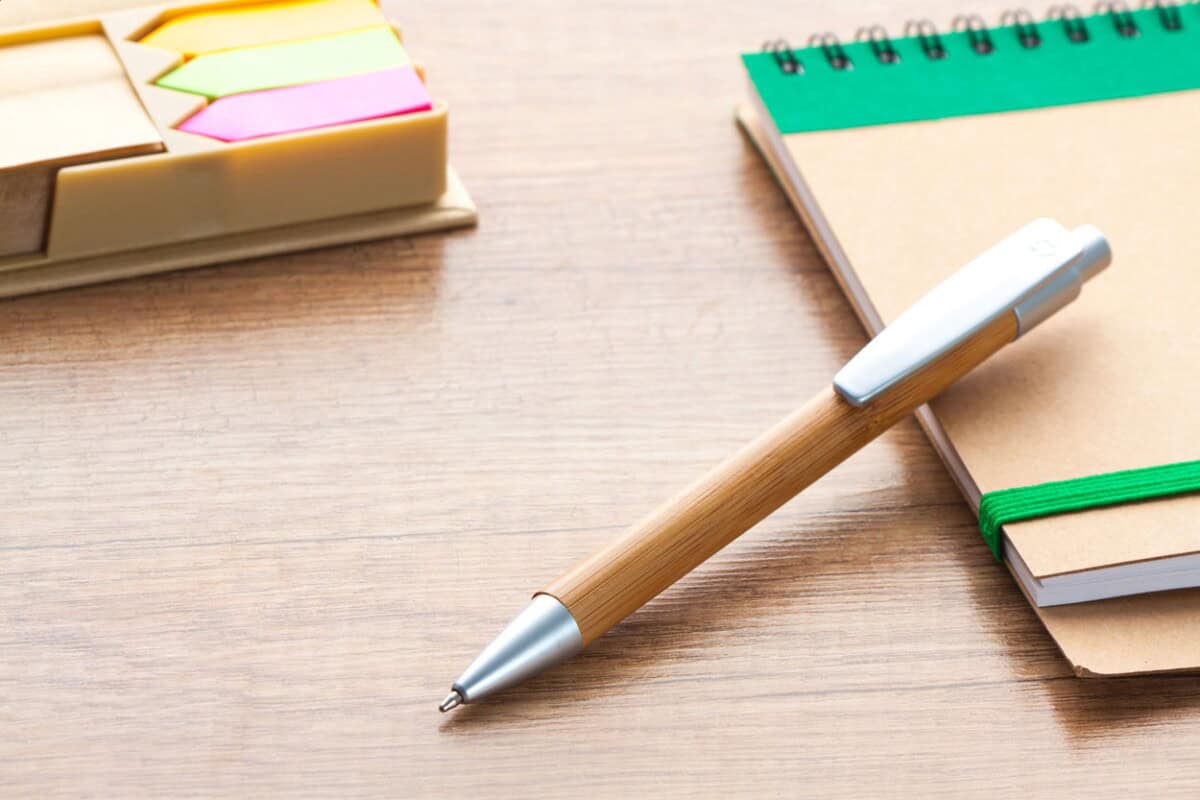 Długopisy bambusowe z logo – bothec długopis AP791067__DG1 Notatki samoprzylepne na sticky notes, ważne gadżety reklamowe i biurowe.
