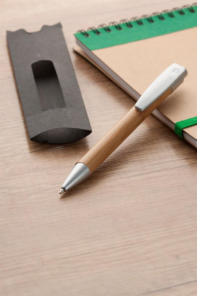 Długopisy bambusowe z logo – bothec długopis AP791067__DG2 Długopis z naturalnego drewna na biurku.