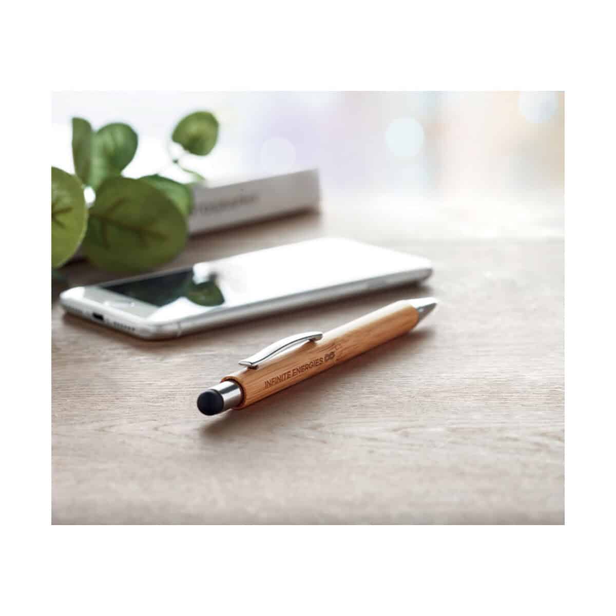 Długopisy bambusowe z logo – długopis bambusowy z rysikiem bayba mo9945-40-ambiant Drewniany długopis z logo, ekoskóra, w biurze, z telefonem na biurku, gadżet reklamowy, personalizowany.
