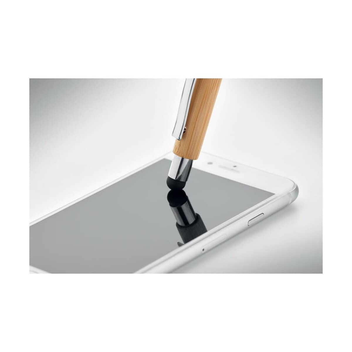 Długopisy bambusowe z logo – długopis bambusowy z rysikiem bayba mo9945-40-detail Ginątek, długopis drewniany na smartfonie, promujący gadżety reklamowe, nowoczesny design, personalizowane gadżety z nadrukiem.