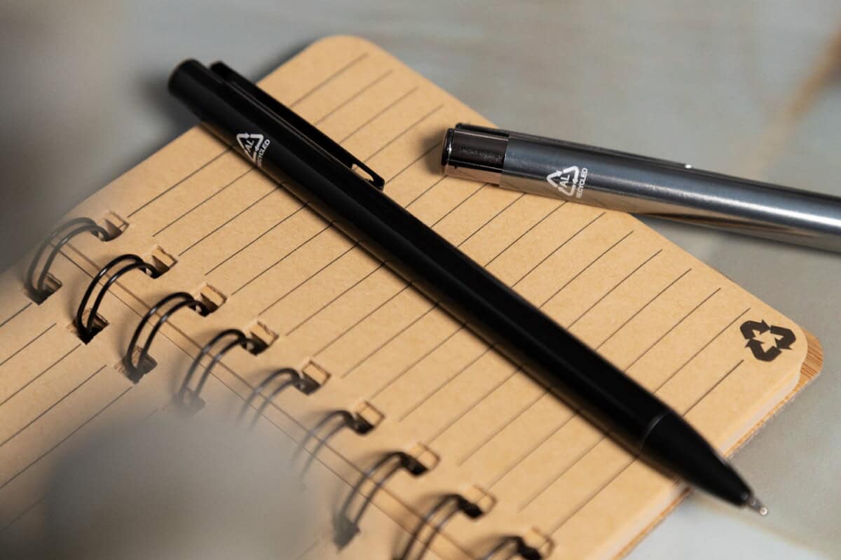 Długopisy metalowe z logo – oronos długopis AP800109-10__DG1 Metale długopisów na notesie, ekologia, gadżety biurowe, promocyjne, recycling.