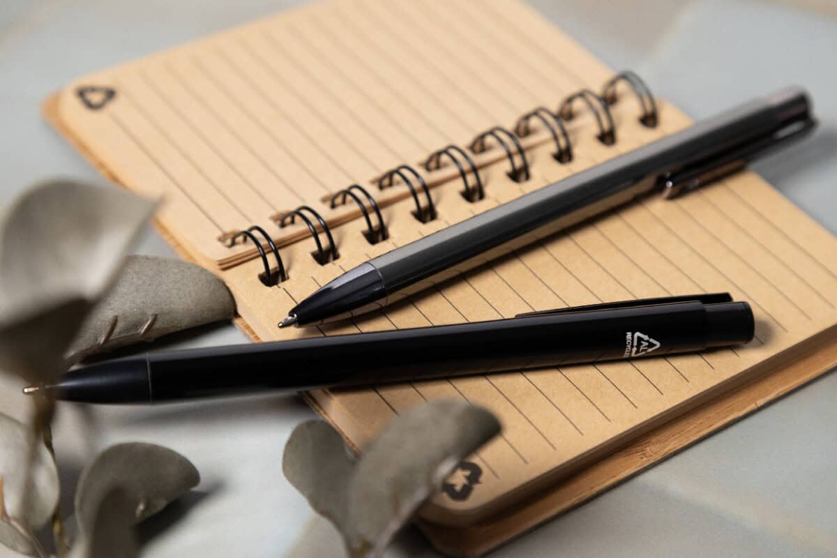 Długopisy metalowe z logo – oronos długopis AP800109-10__DG2 Notatnik z liniami i długopisy na stole, gadżety biurowe, personalizacja analizy, prezent z grawerem, upominek firmowy.