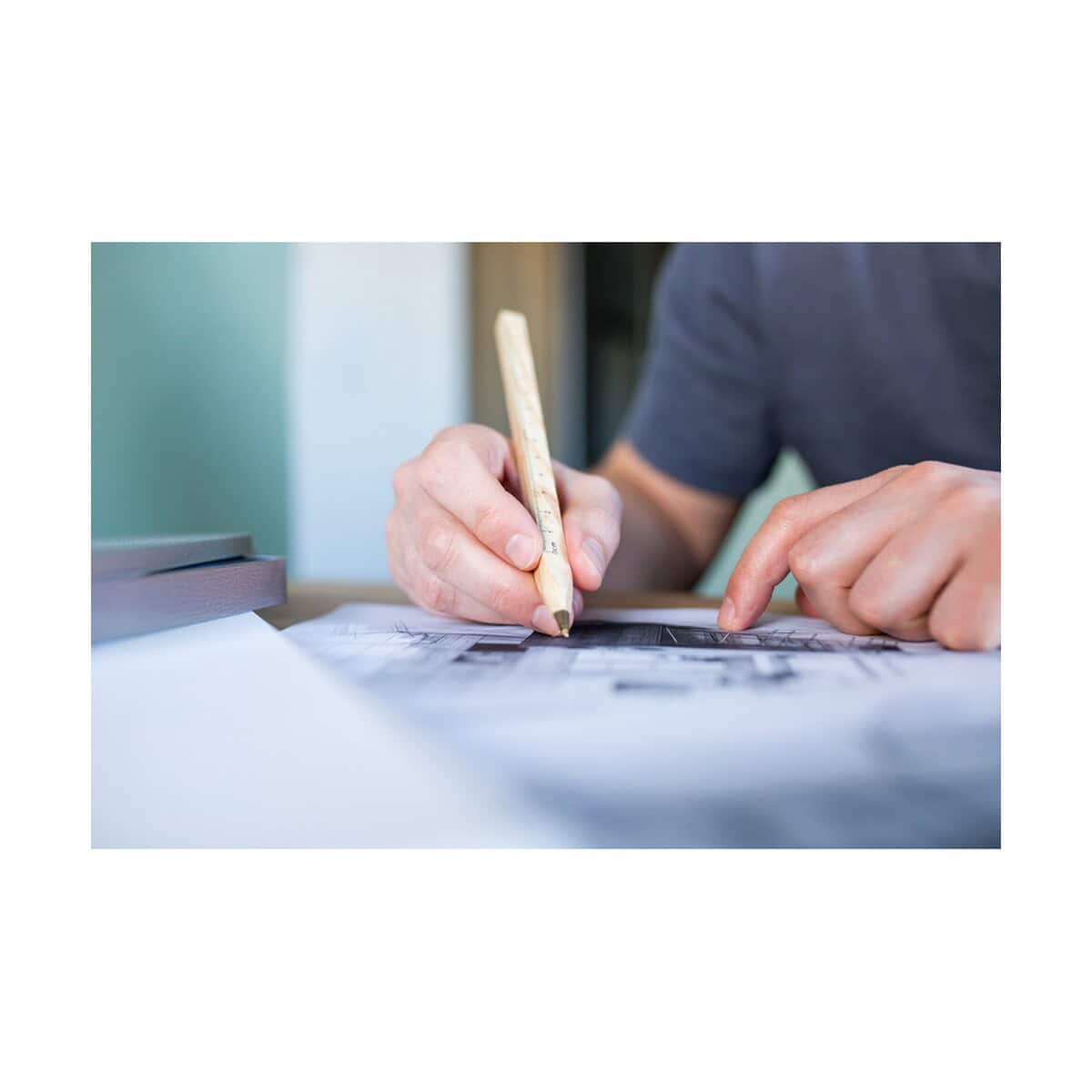 Długopisy wielofunkcyjne z logo – drewniany długopis z trzonem o przekroju kwadratowym | arisoa VA083_B Ołówkowe grawerowanie na gadżetach promocyjnych, personalizacja artykułów reklamowych.