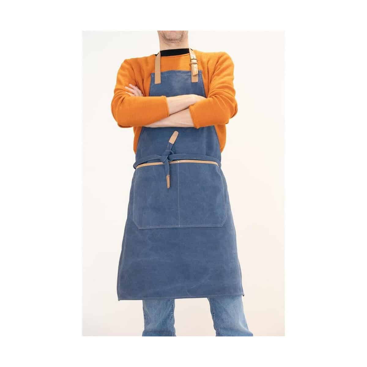 Fartuchy z logo – fartuch kuchenny deluxe P262.825_3 1. Niebieski fartuch z kieszeniami i regulowanym paskiem, idealny do grawowania i pracy.