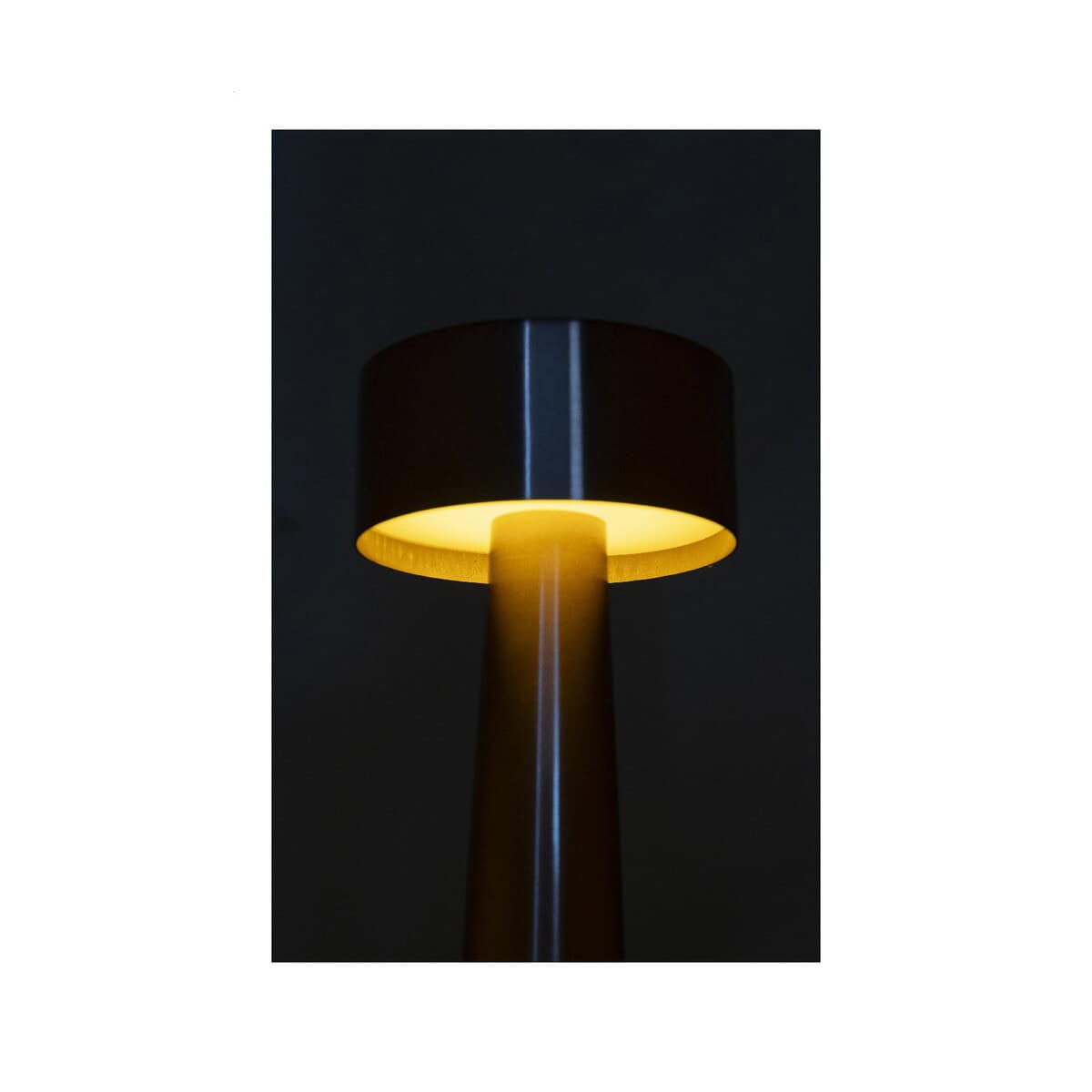 Gadżety barmańskie z logo – flanagan oro lampa stołowa barowa AP864098-97__D Oświetlenie LED z czarnym kloszem i żółtym światłem, nowoczesne akcesoria dekoracyjne.