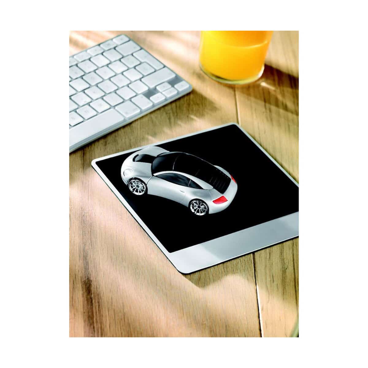 Gadżety do komputera z logo – bezprzewodowa mysz, samochód speed mo7641-16-ambiant Miniaturowy model samochodu na tablecie, obok klawiatura i szklanka soku, gadżety na prezent.
