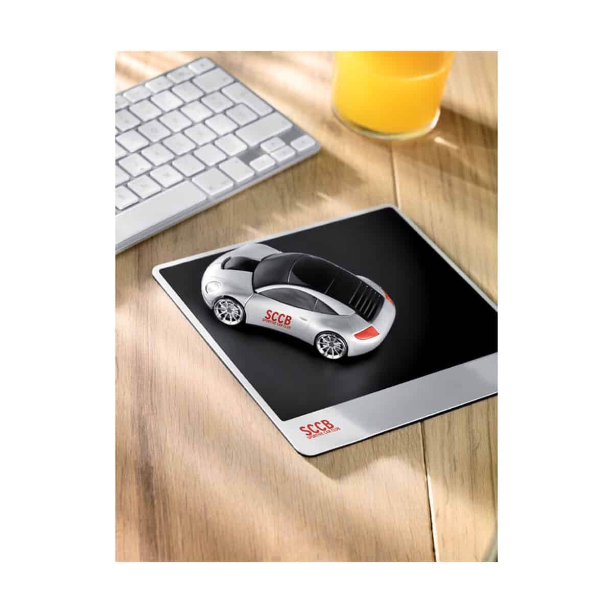 Gadżety do komputera z logo – bezprzewodowa mysz, samochód speed mo7641-16-print Auto na podkładce z logo SCGB, gadżet z nadrukiem, nowoczesny upominek biurowy, personalizowany gadżet samochodowy, prezent dla miłośników motoryzacji.
