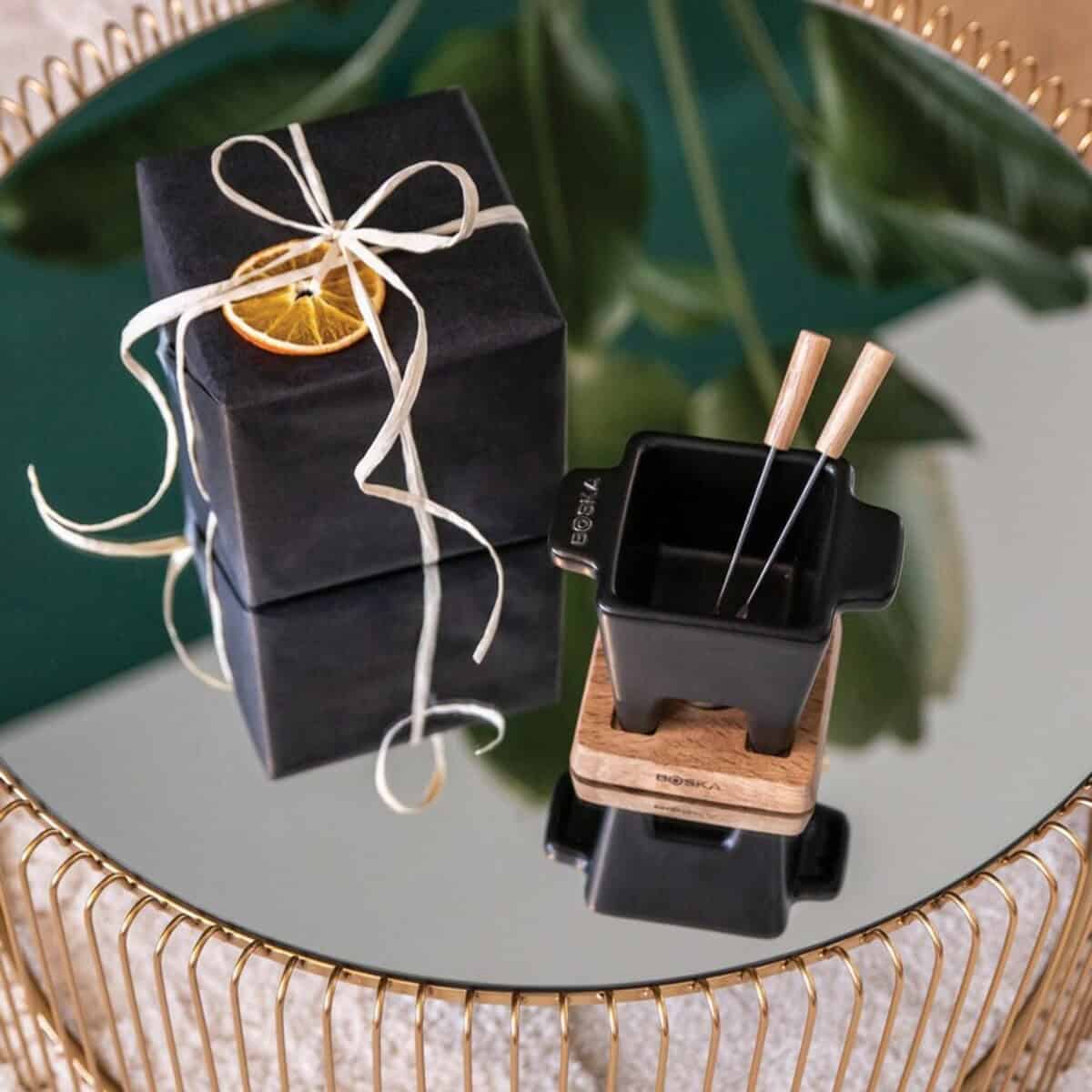 Gadżety do serwowania z logo – zestaw do serwowania fondue boska tapas fondue nero VSB13-03__M_417 Elegancki zaparzacz do herbaty z drewnianą rączką na czarnym kubku, idealny prezent.