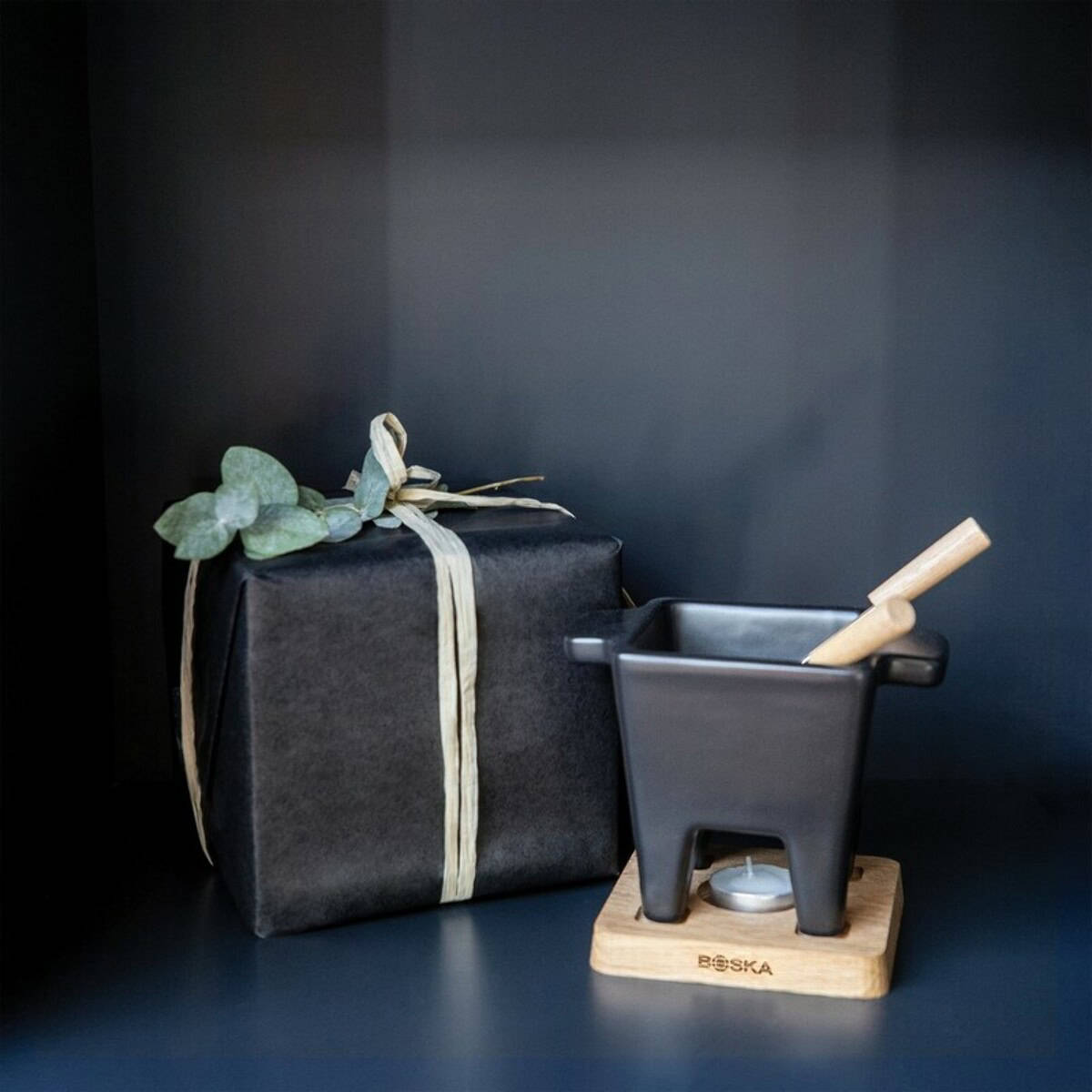 Gadżety do serwowania z logo – zestaw do serwowania fondue boska tapas fondue nero VSB13-03__M_419 Nowy plik: gadzety-na-prezenty-black-ornament-wrapped-bag-and-candle-holder.jpg.