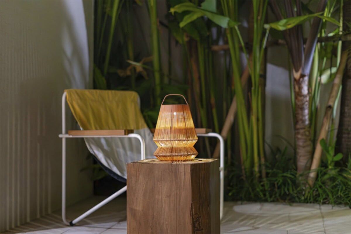 Gadżety ekologiczne z logo – originalhome lampion przenośny abażur z recyklingu 12449122_m1 Lampka biurkowa z bambusa na drewnowym stoliku, relaks w ogrodzie, oświetlenie dekoracyjne do wnętrz, gadżety do domu, naturalne akcesoria.