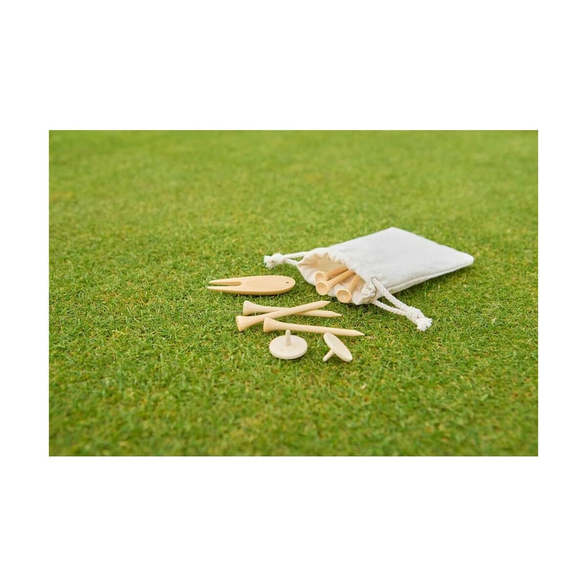 Gadżety golfowe z logo – zestaw drewnianych akcesoriów golfowych VA881-16_ATM02 Drewniane gadżety na trawie, ekologiczne akcesoria promocyjne, gadżety z drewna na event, personalizowane produkty ekologiczne, nowoczesne gadżety promocyjne ekologiczne.