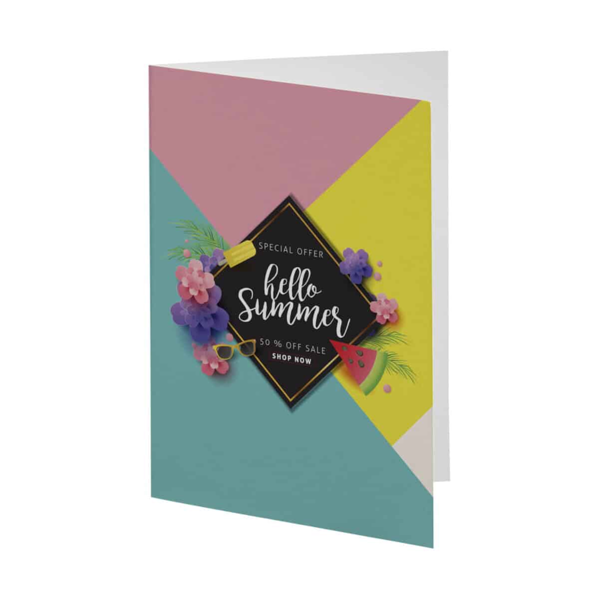 Kolorowa karta z letnimi gadżetami i kwiatami, idealna na promocję i oferty sezonowe.