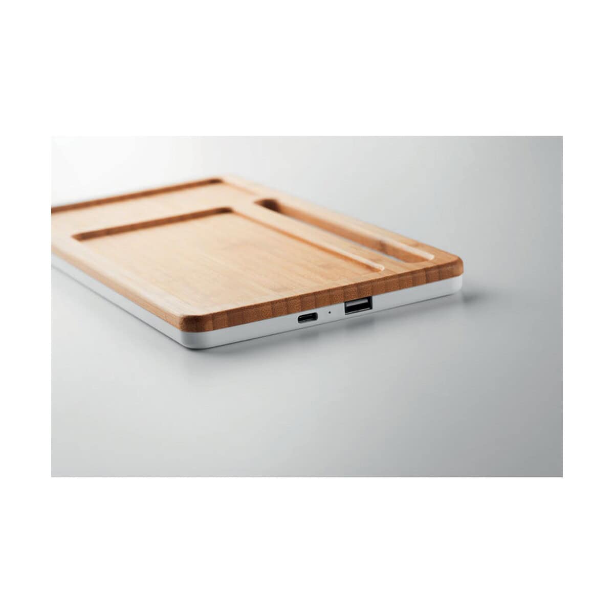 Gadżety na biurko z logo – organizer z funkcją ładowania malabar mo9666-06-detail Drewniana podkładka pod tablet z funkcją ładowania bezprzewodowego, etui na telefon, gadżety biurowe.