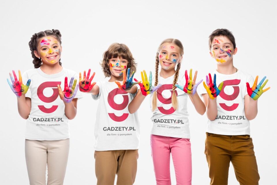 Kolorowe dzieci z farbami na rękach, promujące gadżety dla dzieci i kreatywność.