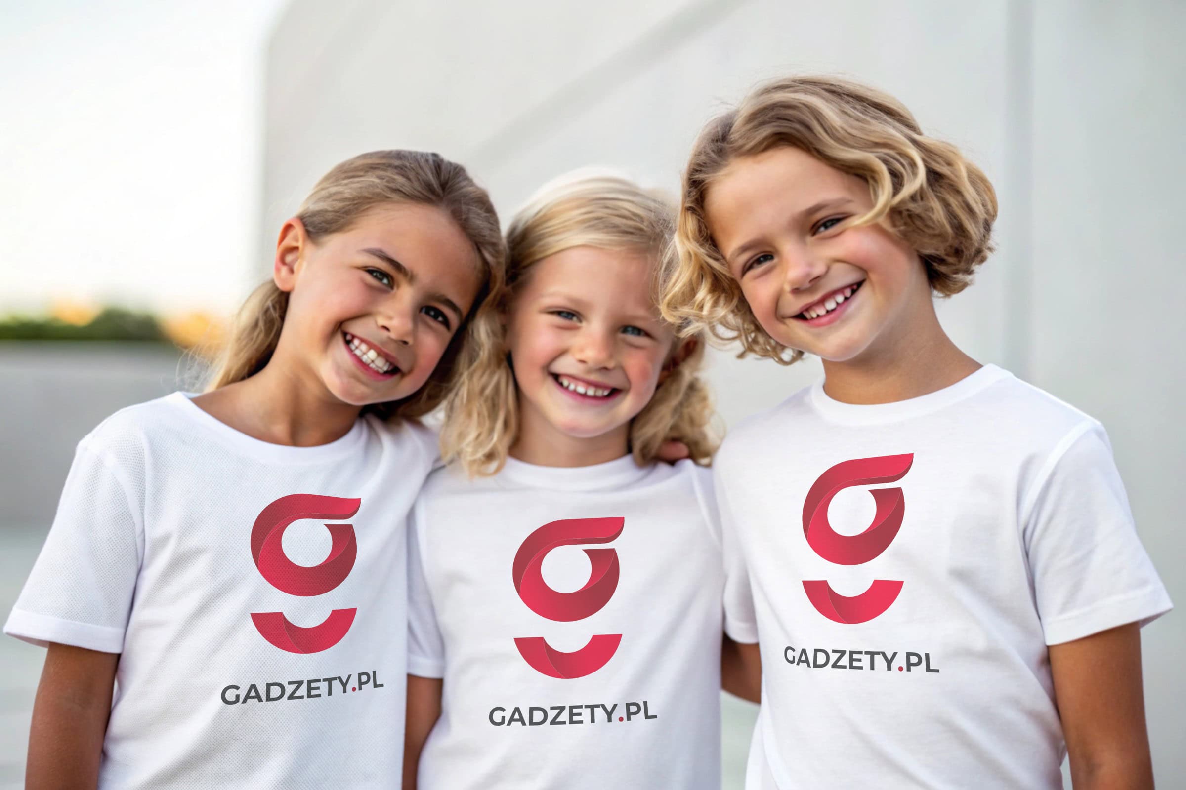 Logo gadżety.pl na koszulkach dzieci, gadżety promocyjne, nadruki na odzieży, oryginalne gadżety reklamowe, dzieci w koszulkach z logo gadżety.pl.
