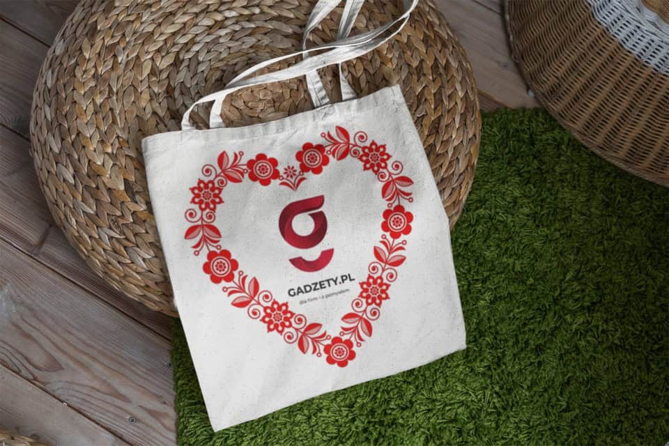 Torba z nadrukiem z logo i kwiatowym wzorem na zewnątrz, idealna na gadżety reklamowe.
