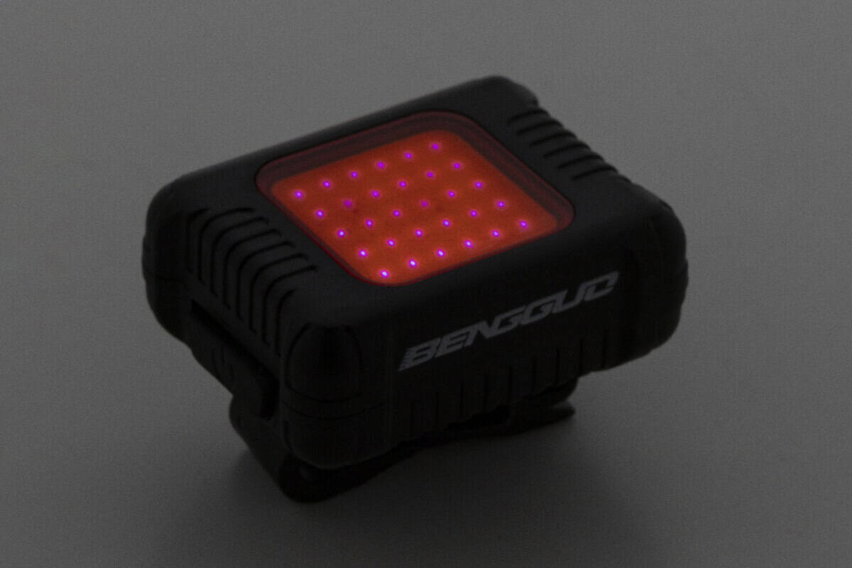 Gadżety rowerowe z logo – cobik zestaw lampek rowerowych z możliwością ładowania AP864103-10__DG Czerwona latarka LED, gadżet reklamowy, oświetlenie LED na prezent, nowoczesny gadget promocyjny, gadżety z oświetleniem LED.