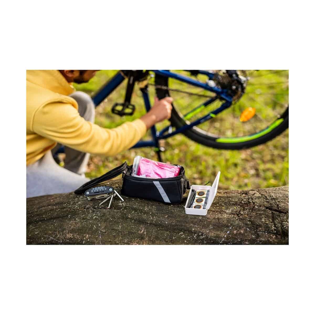 Gadżety rowerowe z logo – torba rowerowa z wyposażeniem, zestaw naprawczy, apteczka, poncho | fabio V6906_A Multitool, klucze i akcesoria do naprawy roweru na drewnianym stole w naturze.