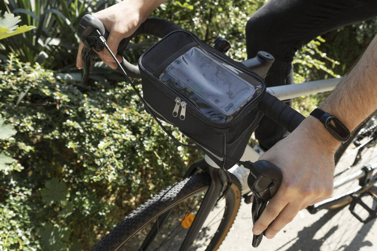 Gadżety rowerowe z logo – velofon plus torba na telefon komórkowy do roweru rpet AP800047-10__DG2 Przedmiot na rowerze z etui na telefon i akcesoriami rowerowymi.