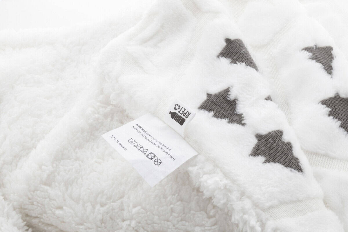 Gadżety świąteczne z logo – arsunda koc świąteczny rpet AP861014-77__CU2 Miękka polarowa kurtka z nadrukiem gwiazdek, modny gadżet na chłodniejsze dni.