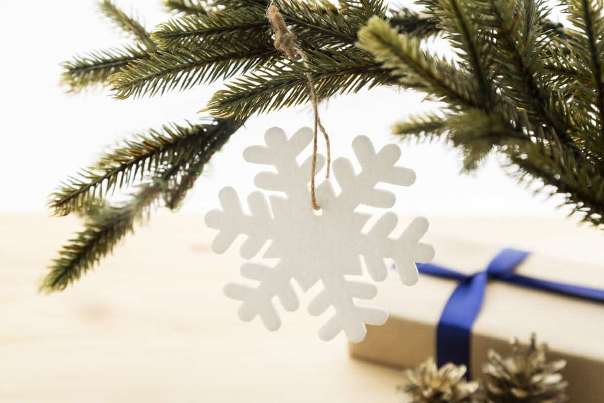 Gadżety świąteczne z logo – joulox ozdoba choinkowa rpet, płatek śniegu AP800201-A__DG1 F2023_bałwanek_na_choinka_łączony_z_prezentem__gadzety_2023.jpg.