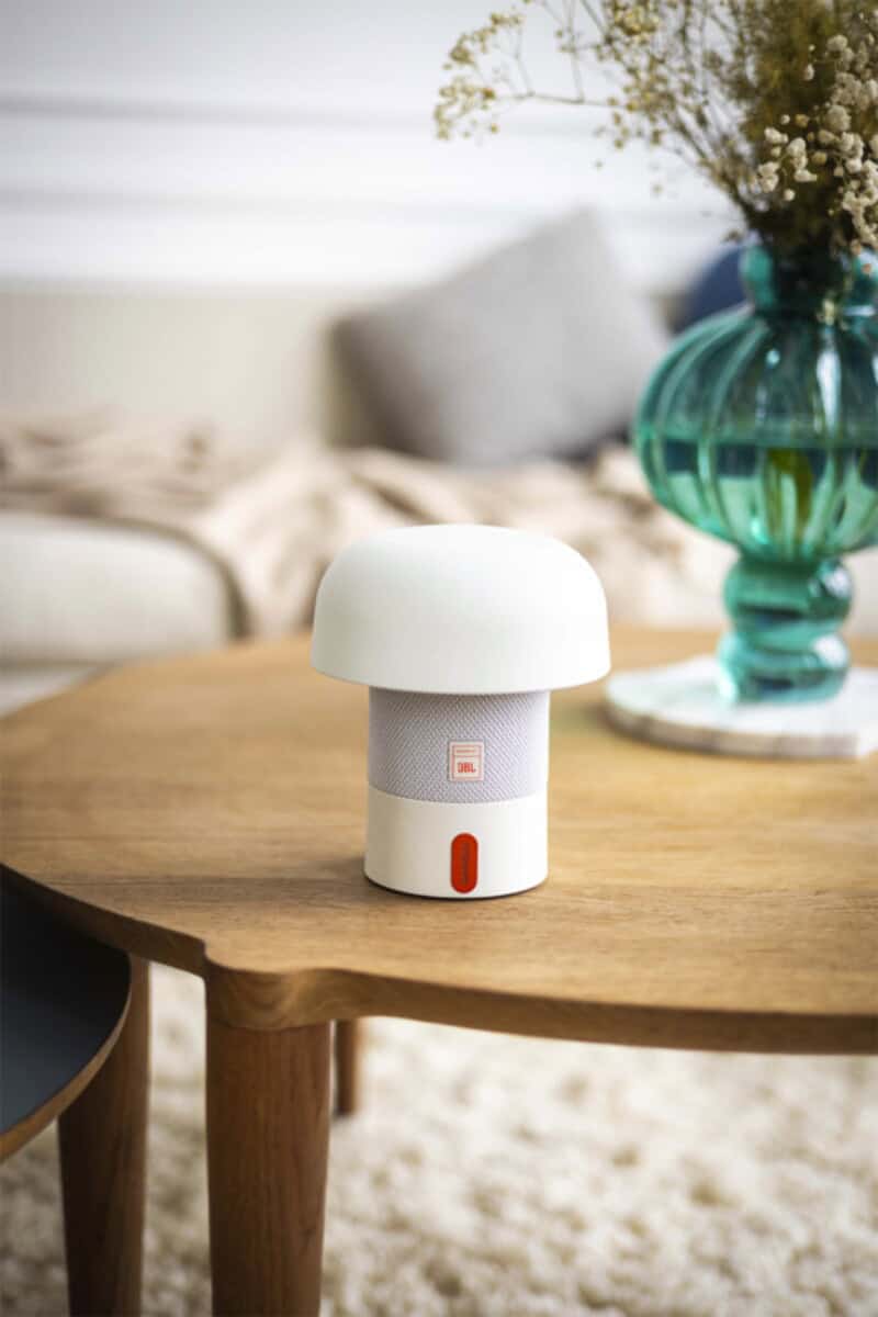 Głośniki z logo – kooduu sensa play mini przenośny głośnik jbl i lampa 12445101_m1 Gadżet promocyjny z logo JBL w nowoczesnym designie na stole.