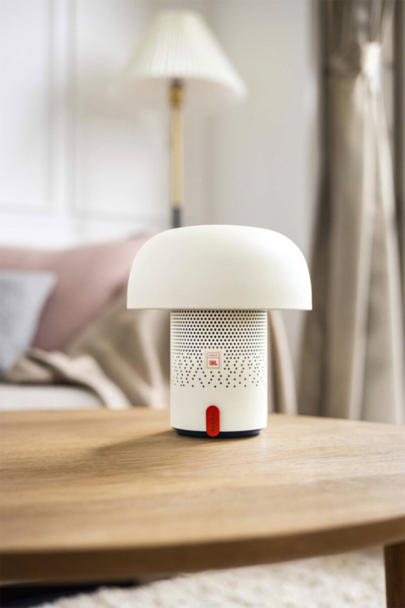 Głośniki z logo – kooduu sensa play przenośny głośnik jbl i lampa 12444401_m1 Nowoczesny głośnik JBL z lampą nocną na drewnianym stoliku w sypialni.