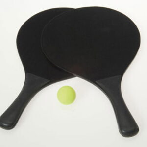 Dwa czarne ping pongi z zieloną piłką, sportowa rozrywka, tenisz stołowy, gadżety sportowe, zabawa na świeżym powietrzu.
