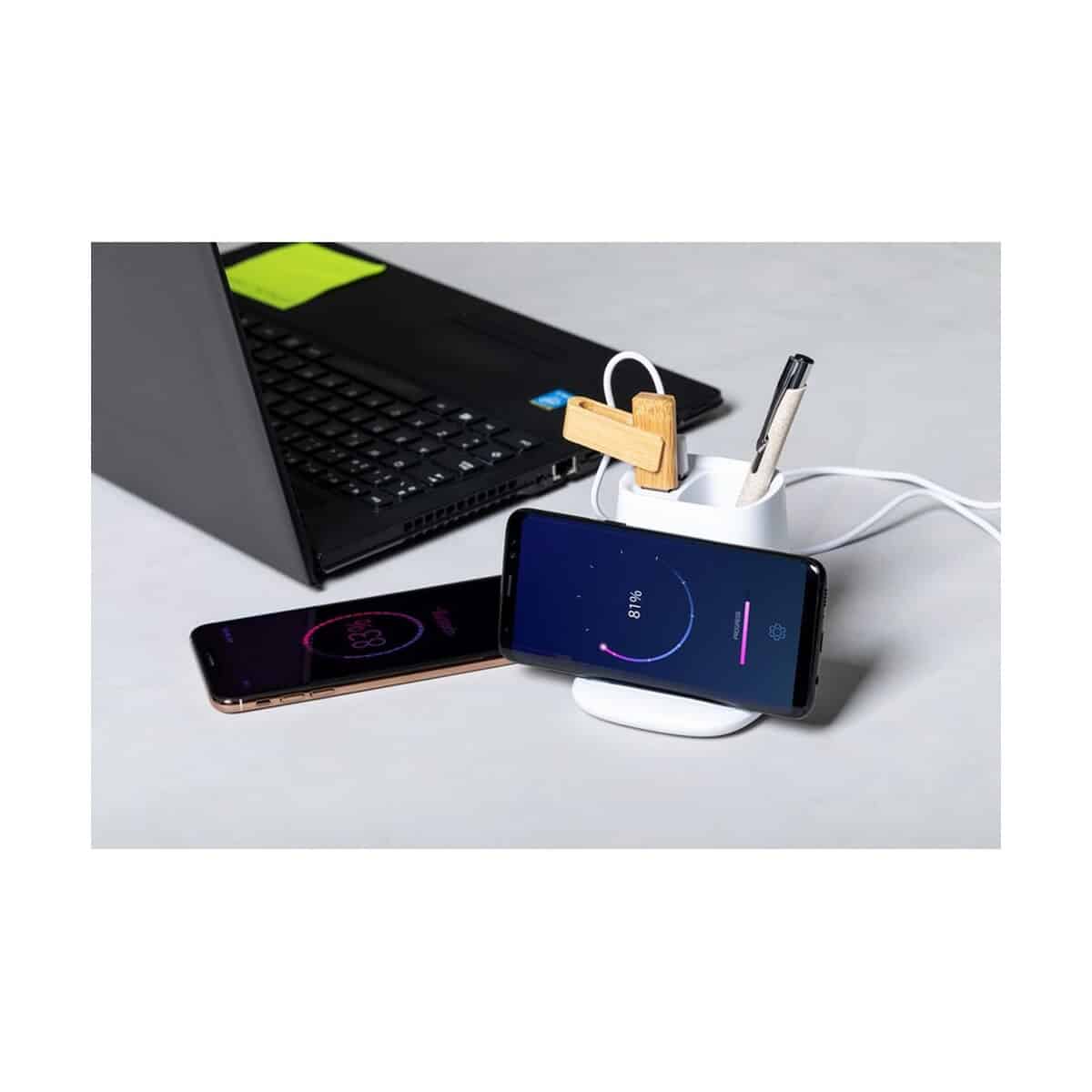 Huby USB z logo – ładowarka bezprzewodowa 5w, hub usb, pojemnik na przybory do pisania, stojak na telefon V0145_B 1. Akcesoria biurowe z grawerem i logo na gadżetach reklamowych.