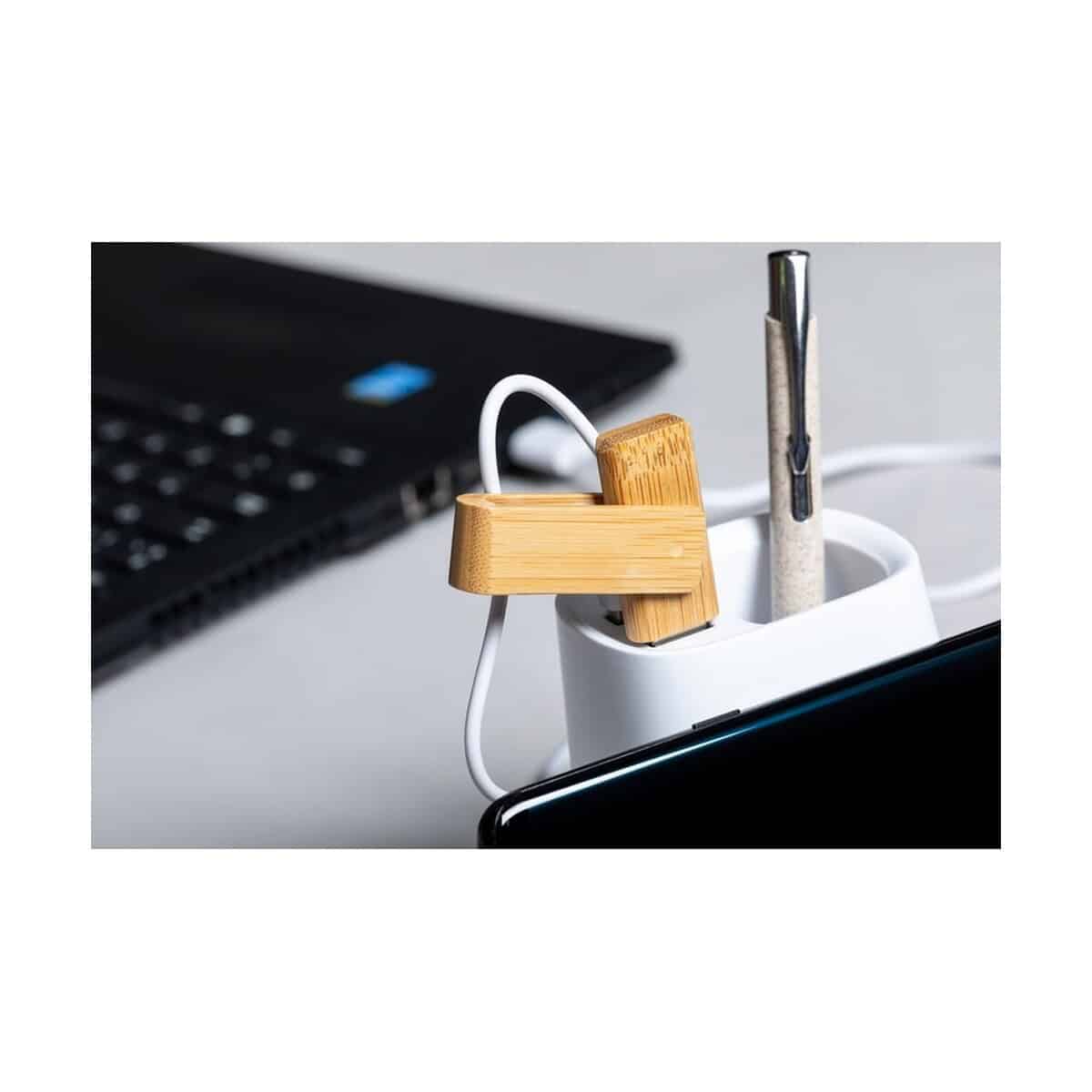 Huby USB z logo – ładowarka bezprzewodowa 5w, hub usb, pojemnik na przybory do pisania, stojak na telefon V0145_C Metalowy brelok do kluczy, gadżet biurowy, personalizowany, elegancki design, upominek firmowy.