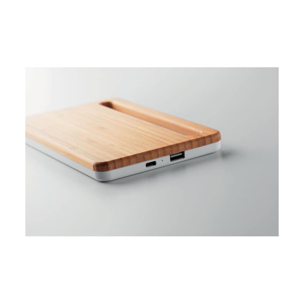 Huby USB z logo – pad z funkcją ładowania kerala mo9665-06-detail 1. Przenośna ładowarka bezprzewodowa z bambusową powierzchnią i portami USB.