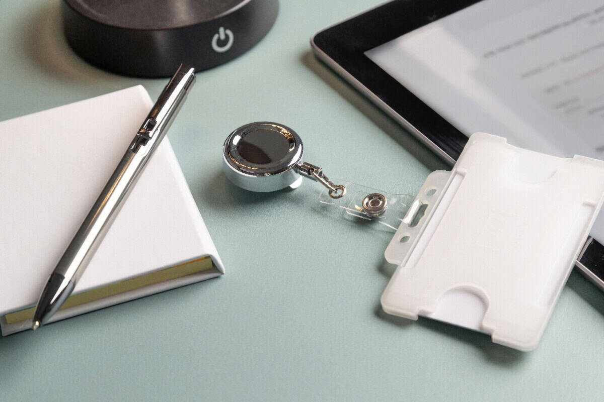 Identyfikatory z logo – backstage ski pass / zawieszka na identyfikator AP800107-21__DG Długopis na notatniku z grafiką gadżetów inspirowanych biurowymi akcesoriami.