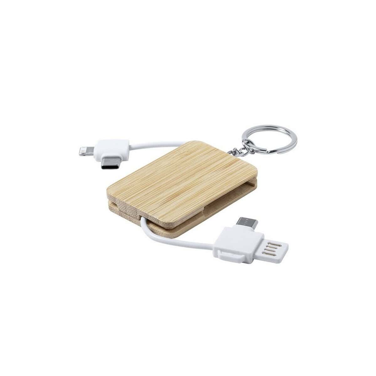 Klucz do bazy danych z power bankiem i ładowaczami USB.