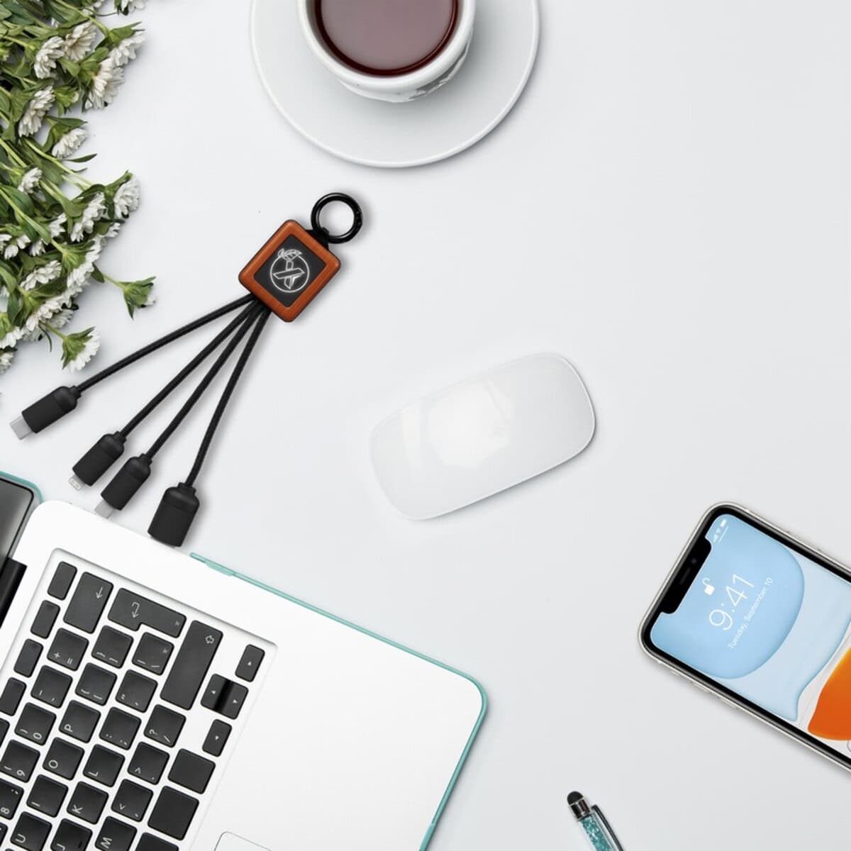 Kable USB z logo – scx.design c19 łatwy w użyciu kabel drewniany 20 w 2px04471_m2 Czarny i pomarańczowy klucz USB na białym stole, gadżety promocyjne i akcesoria biurowe.