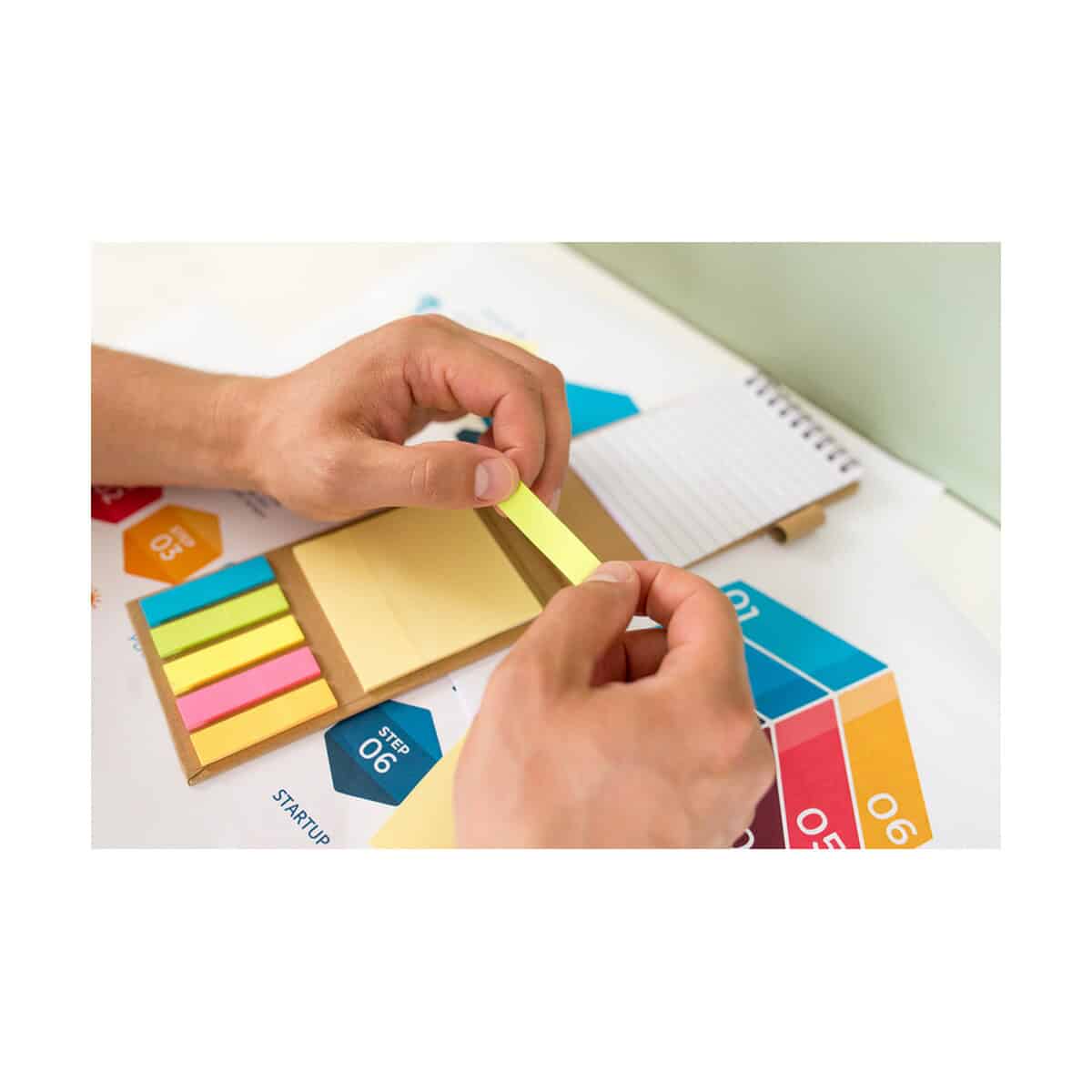 Karteczki samoprzylepne z logo – zestaw do notatek, notatnik, karteczki samoprzylepne, długopis | madelyn V2241_B Kolorowe gadżety biurowe, notatnik i naklejki na tablicę, akcesoria biurowe, gadżety do organizacji pracy, reklama i prezenty promocyjne.