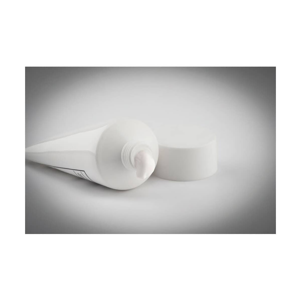 Kosmetyczki z logo – balsam do opalania w tubce suncare tube mo6115-06-top Biała tubka kremu z zakręconą pokrywką na białym tle, produkt do pielęgnacji ciała i twarzy.