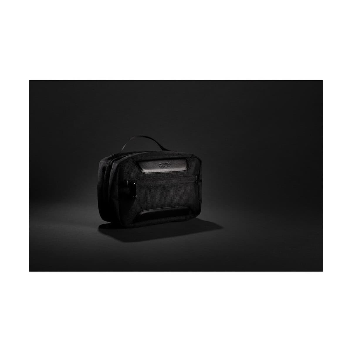 Kosmetyczki z logo – kosmetyczka swiss peak voyager aware™ rpet P820.231_08 Czarna torba na ramię z logo, modne gadżety reklamowe, akcesoria promocyjne, gadżety reklamowe dla firm.