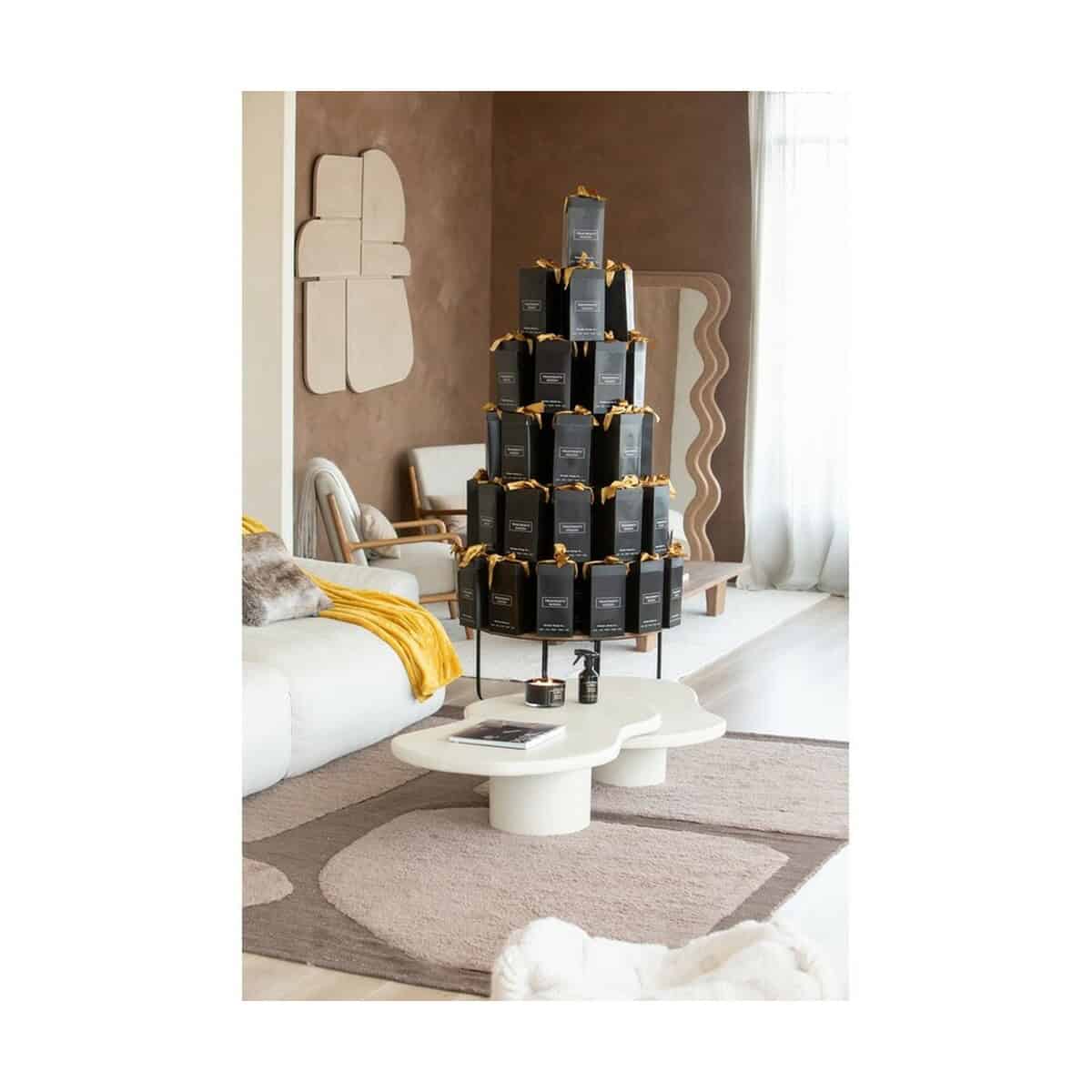 Kosmetyczki z logo – zestaw kosmetyków small treatments VTR03-03_AMT03 Kosz z prezentami na święta, dekoracje na Boże Narodzenie, eleganckie upominki w czarnych opakowaniach z złotymi tasiemkami.