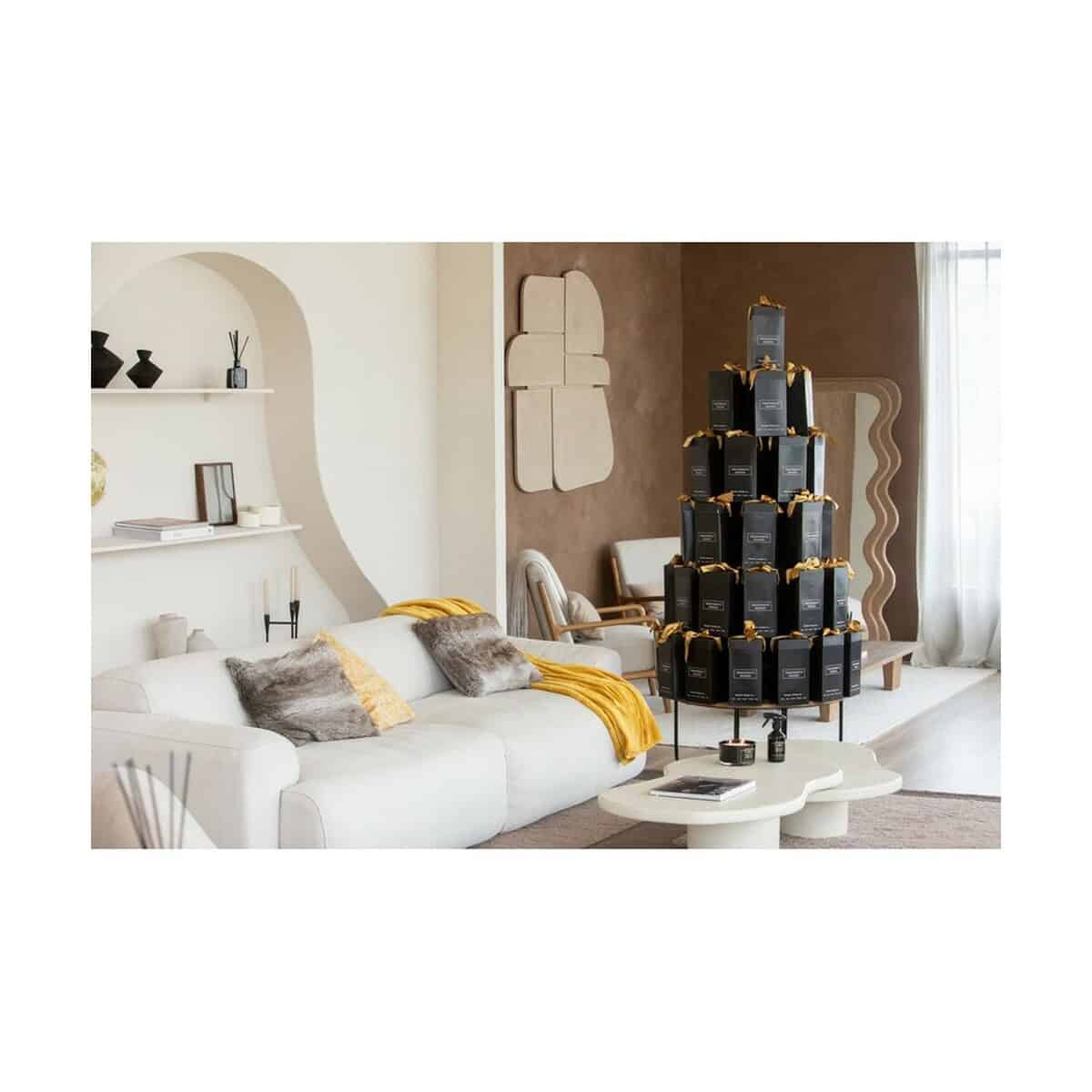 Kosmetyczki z logo – zestaw kosmetyków small treatments VTR03-03_ATM02 Nowoczesny świąteczny drzewo z prezentów w eleganckim wnętrzu salonu. Idealne gadżety na święta, personalizowane upominki i dekoracje świąteczne.