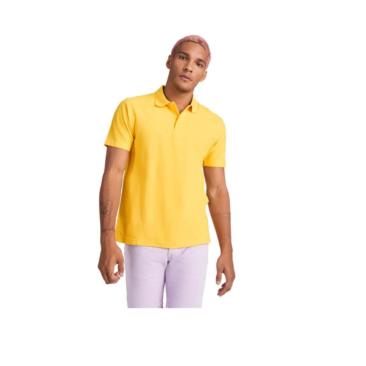 Koszulki z logo – austral koszulka polo unisex z krótkim rękawem r66321b_m3 Różowy chłopak w żółtej koszulce polo, promocyjne gadżety z nadrukiem, personalizowane odzież reklamowa.