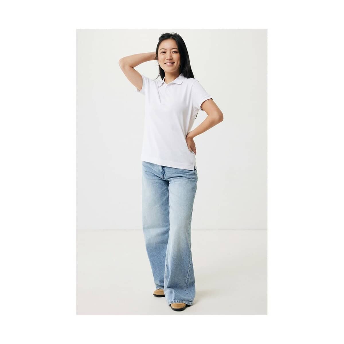 Koszulki z logo – damska koszulka polo iqoniq yosemite, tkanina pique z bawełny z recyklingu T4200.004.L__F_250 1. Koszulka polo biała dla kobiet z nadrukiem, wygodna i stylowa.