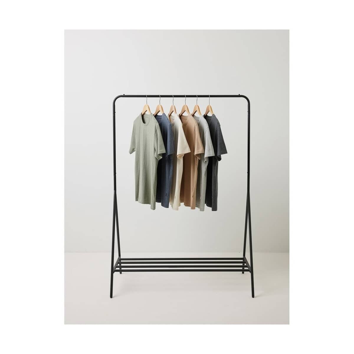 Koszulki z logo – koszulka z niebarwionej bawełny z recyklingu iqoniq manuel T9101.018.M__M_400 Stojak na ubrania z czterema koszulkami w różnych kolorach, minimalistyczny design.