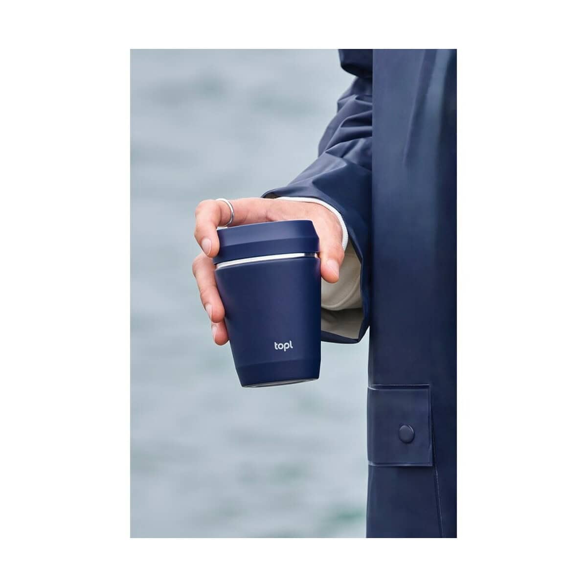 Kubki termiczne z logo – kubek termiczny 235 ml topl VTO02-04_RBTGS8NA__M_402 Stylowa termiczna kawa w granatowym kubku z logiem