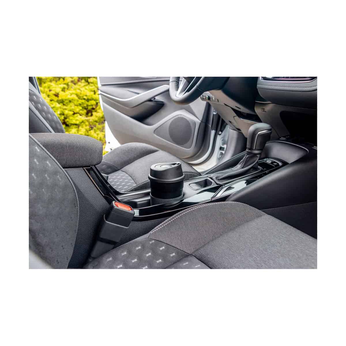 Kubki termiczne z logo – kubek termiczny 350 ml exclusive collection | adina V1428_A Czarna butelka termiczna na konsoli samochodu, gadżety motoryzacyjne, upominki samochodowe.