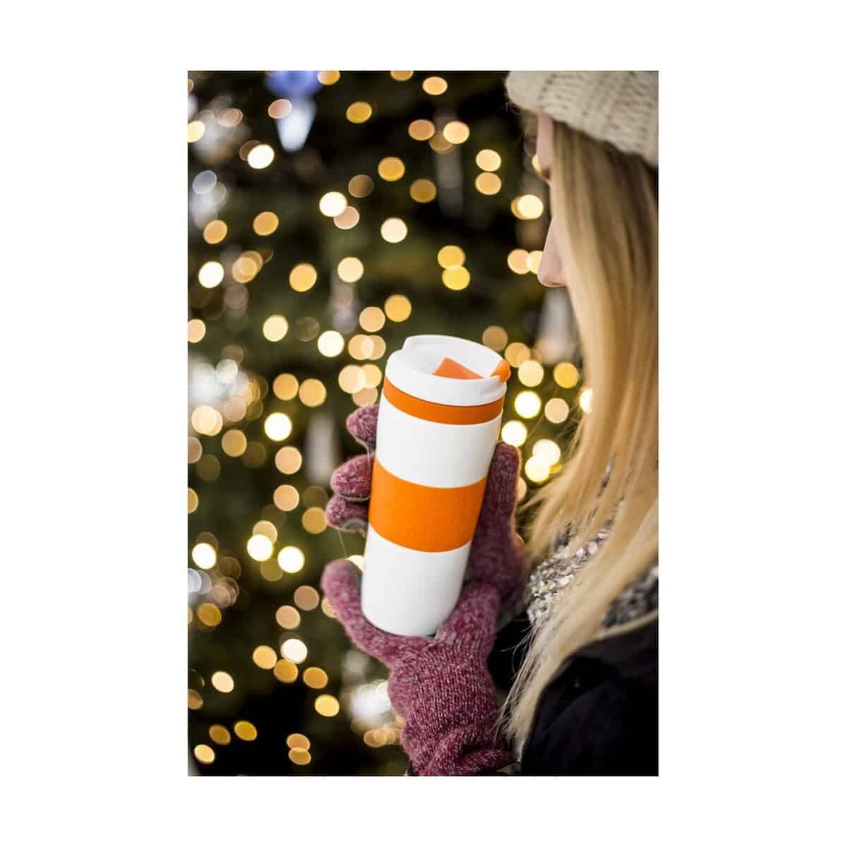 Kubki termiczne z logo – kubek termiczny 400 ml air gifts | thomas V0587_B Kolorowa kubek termiczny z nadrukiem, idealny na prezent, zbliżenie na kobietę w zimowym otoczeniu.