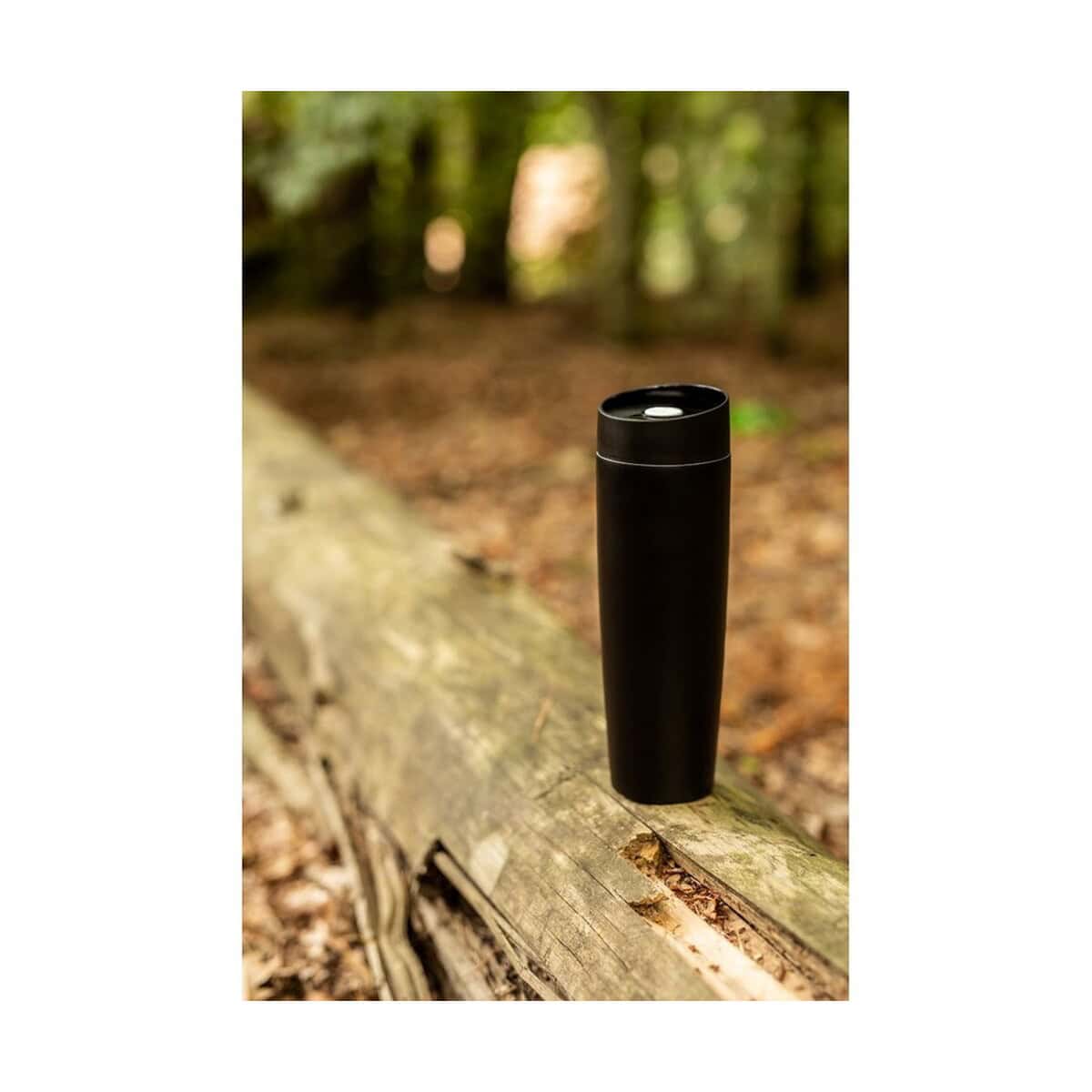 Kubki termiczne z logo – kubek termiczny 500 ml air gifts | anthony V0907_B Czarna termoska na spacer w lesie, idealna na gadżet promocyjny.