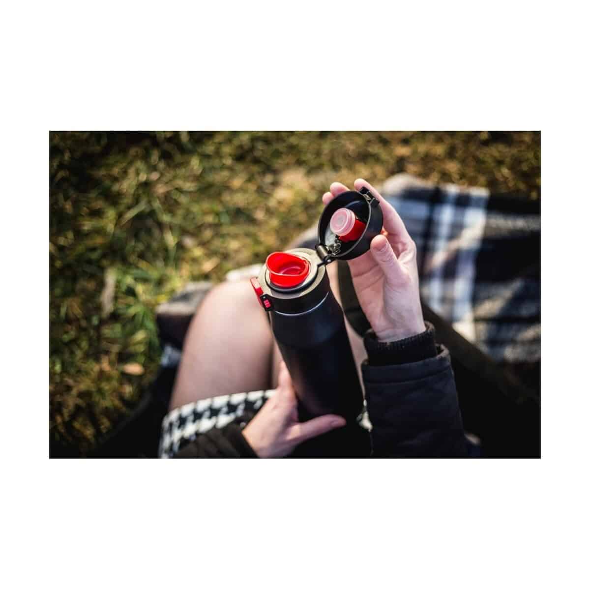 Kubki termiczne z logo – kubek termiczny 550 ml air gifts | angela V9925_B Butelka termiczna z gadżetem promocyjnym na wycieczkę na świeżym powietrzu.