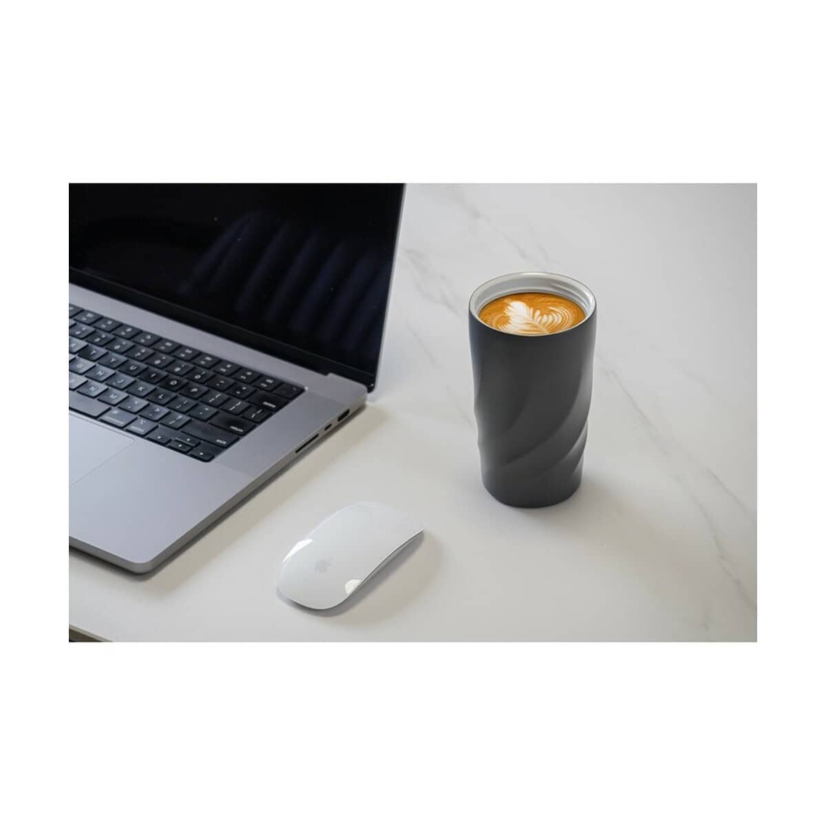 Kubki z logo – kubek podróżny brandcharger vortex calix ceramica VA539-15_ATM04 Laptop z klawiaturą i myszka na białym stole.